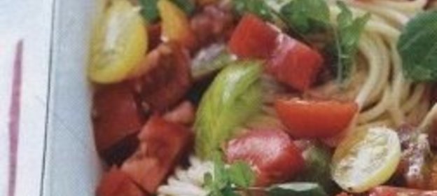 Спагетти с помидорами, кресс-салатом и чесноком