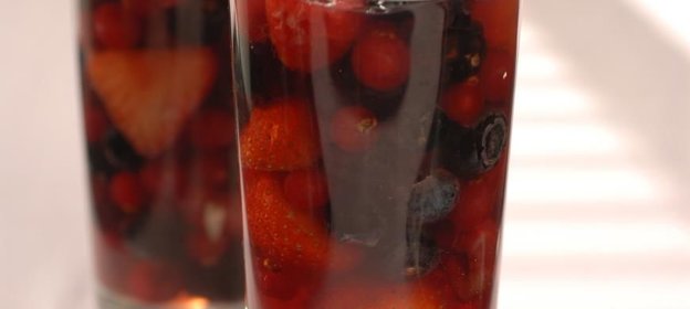 Ягоды в желе из розового вина