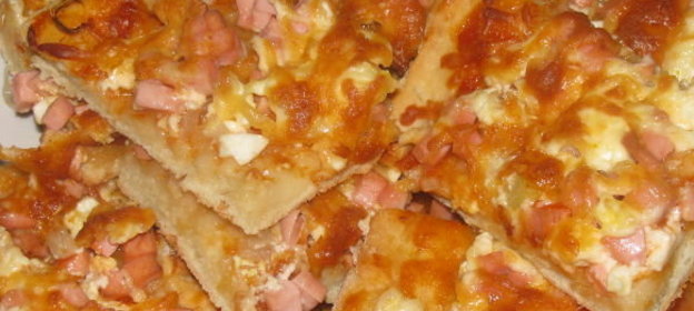 Пицца с вареной колбасой, яйцом и сыром