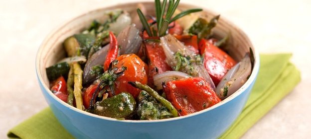 Овощи гриль с соусом из печеного чеснока