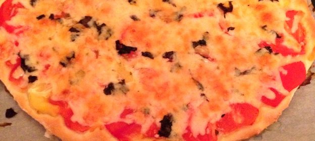 Пицца «Маргарита» с тертым сыром моцарелла на готовом тесте