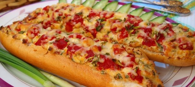 Запечённый багет с колбасой и помидорами