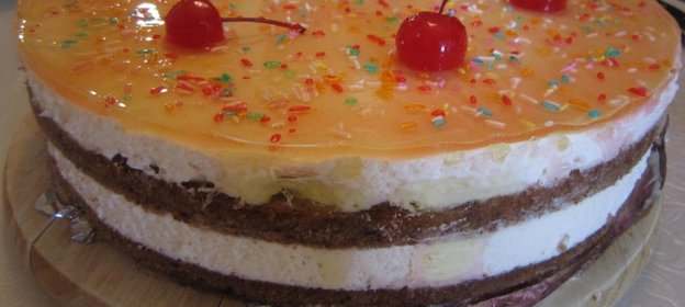 Шоколадный торт со взбитыми клубничными сливками