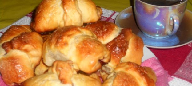 Сдобные булочки с клубникой