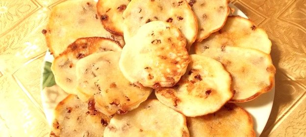 Манные оладьи с изюмом