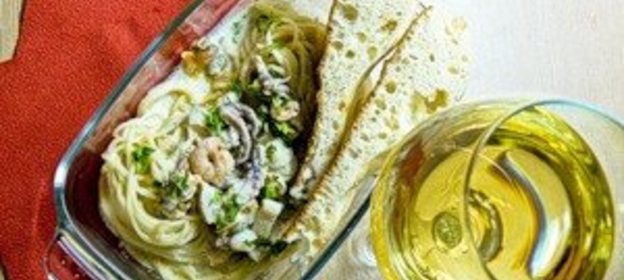 Спагетти с морским коктейлем в сливочном соусе