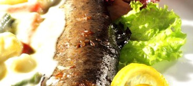 Лосось, запеченный целиком в морской соли