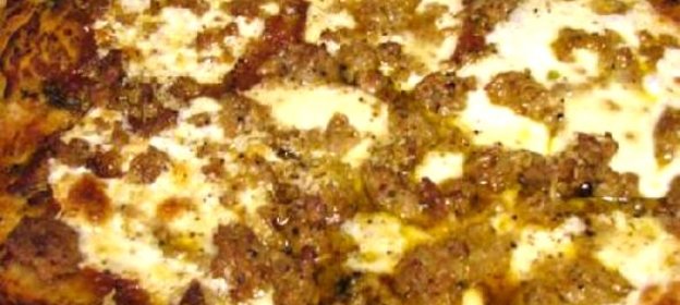 Пицца с колбасой