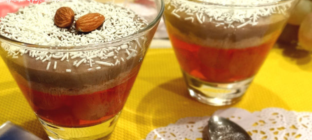 Фруктово-молочное желе с корицей и прослойкой из печенья