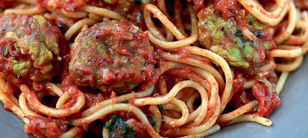 Спагетти с фрикадельками из цесарки в томатном соусе