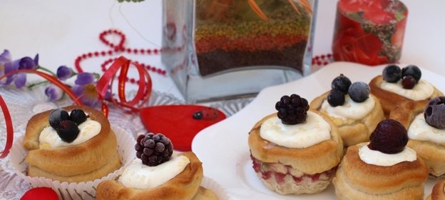 Булочки с ягодами и творожной начинкой