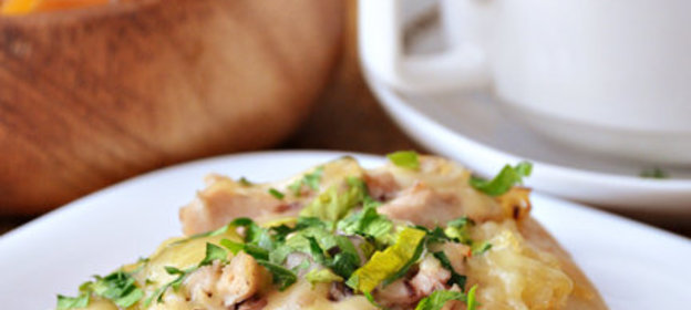 Запеченная лепешка с луково-куриной начинкой под сыром