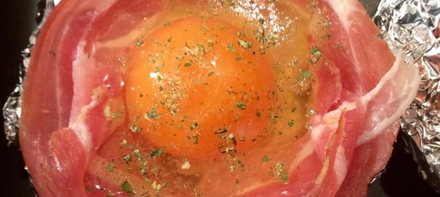 Яйцо с сыром и беконом, запеченное в булочке с отрубями