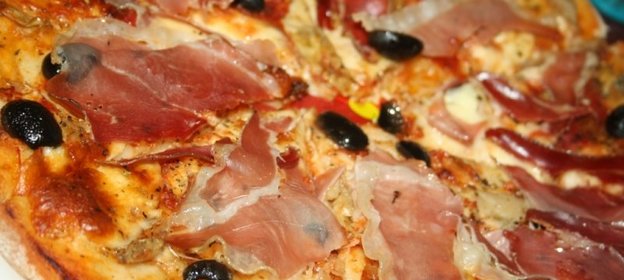 Очень вкусная пицца с хамоном и артишоками в итальянском стиле