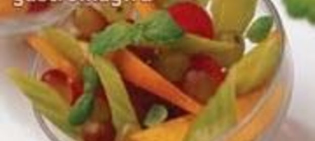 Салат из персиков с помидорами и заправкой из мяты