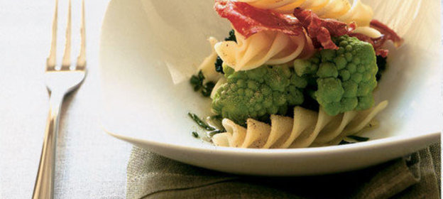 Паста с брокколи и свиным шпиком