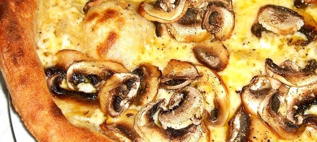 Домашняя пицца с грибами
