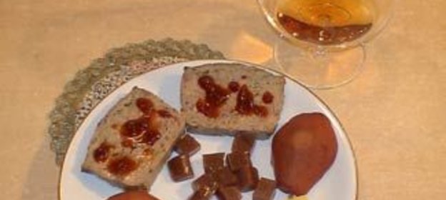 Паштет из индейки с фруктовым гарнитуром и винным желе