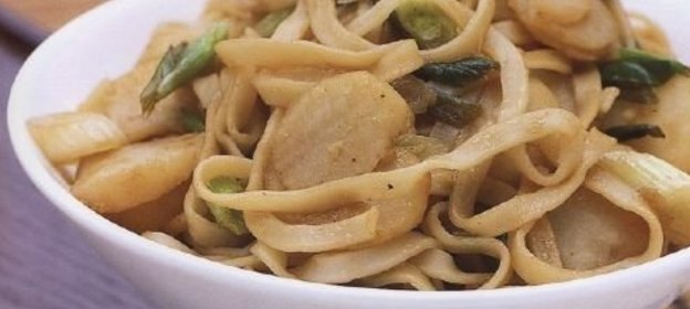 Рисовая лапша с каштанами и морскими гребешками