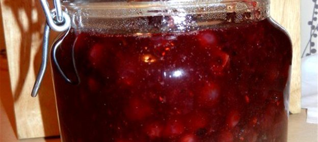 Пряный клюквенный соус со сливами и чили