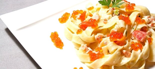 Паста с красной рыбой и красной икрой