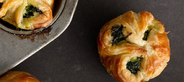 Булочки со шпинатом из слоеного теста