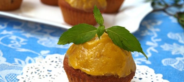 Кексы из манки с вишней и сабайоном