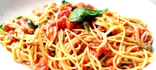 Спагетти с помидорами и фаршем