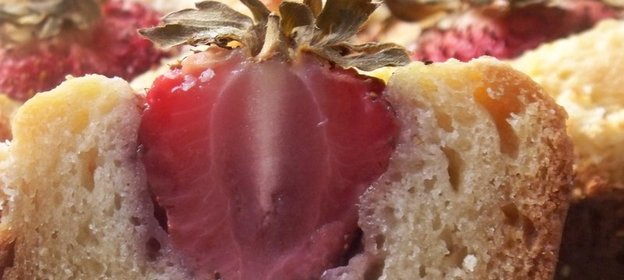 Творожные маффины с клубникой и кокосом