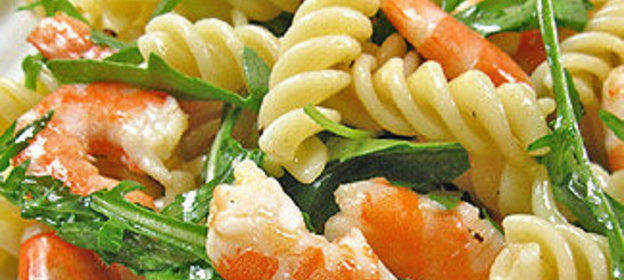 Холодная паста с креветками и рукколой