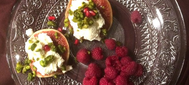 Десерт из инжира с малиной