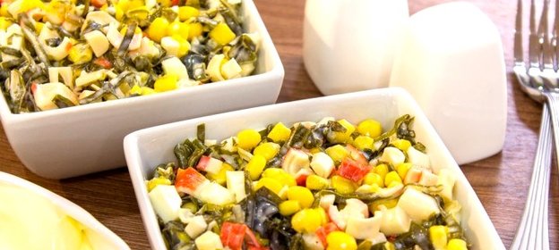 Салат с морской капустой, кукурузой и крабовыми палочками