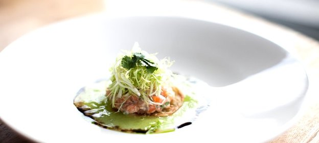 Тартар из лосося с желе из огурцов в азиатском стиле