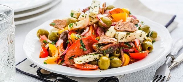 Салат из помидоров с адыгейским сыром