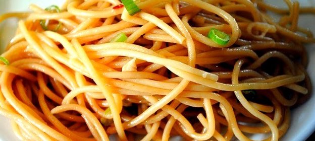 Паста с чесноком и соевым соусом