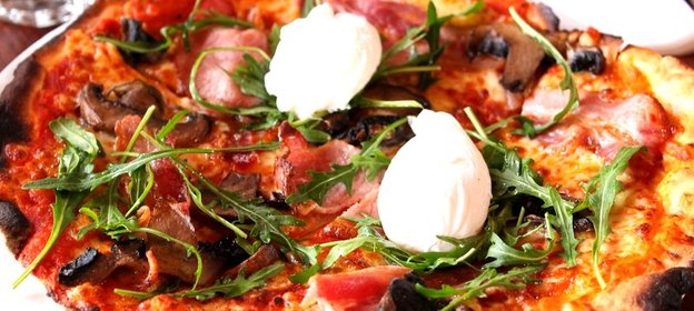 Пицца с беконом и грибами