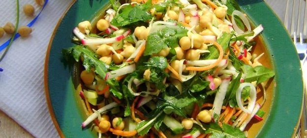 Салат с пророщенным нутом и одуванчиками