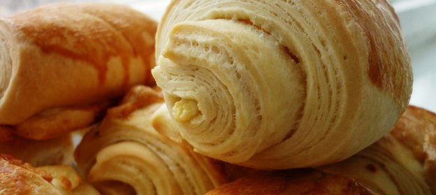 Katmer Pogaça (слоёные булочки с сыром)