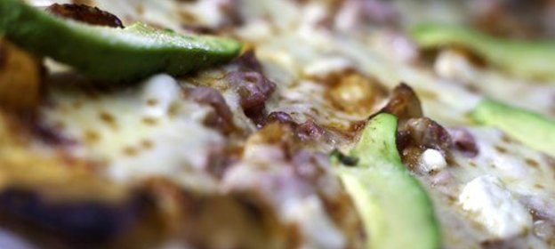 Пицца с авокадо, ветчиной и сыром