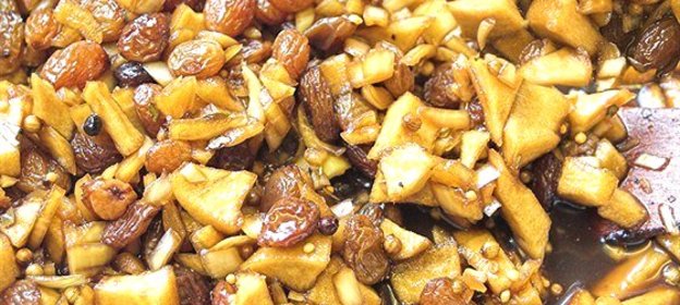 Яблочный чатни со специями и изюмом