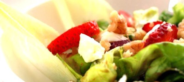 Зеленый салат с клубникой, фетой и грецкими орехами