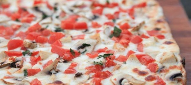 Пицца с курицей и грибами