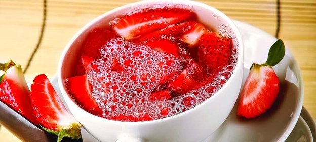 Желе из клубники с шампанским