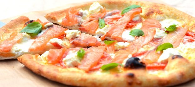 Пицца с филадельфией и маринованным лососем