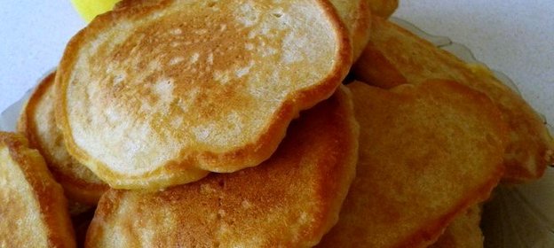 Яблочные оладьи на сыворотке