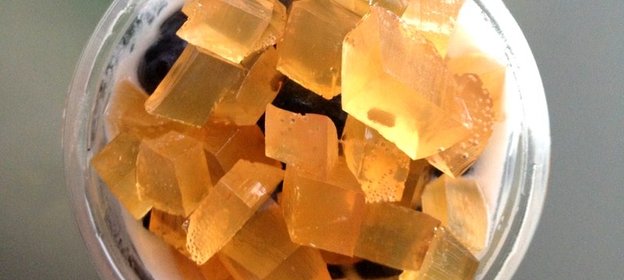 Ванильный йогурт с черешней, голубикой и мармеладом