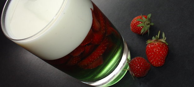 Желейная клубничка пoд ванильным соусом