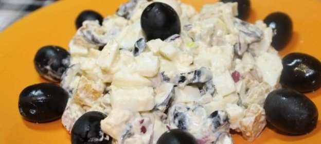 Яичный салат с оливками и сухариками