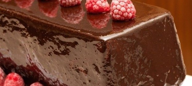 Шоколадный кекс в глазури с малиной