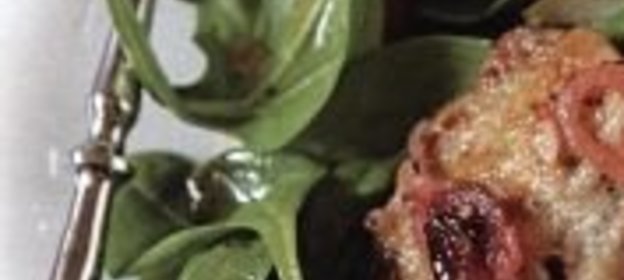 Теплый салат из свинины с грушей и клюквой